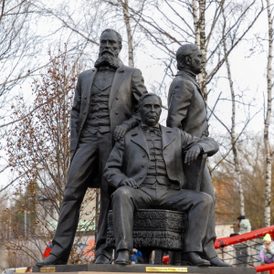 В Киржаче установили памятник и открыли площадь, посвящённую меценатам XIX века купцам Соловьёвым