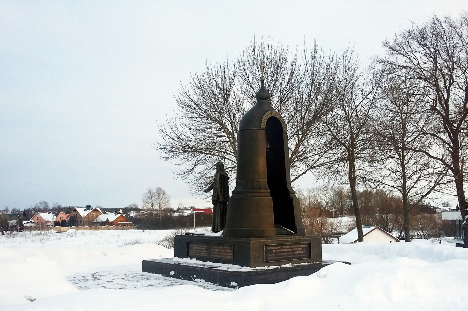 Памятник тарковскому. Памятник Тарковскому Суздаль. Памятник Андрею Тарковскому в Суздале.